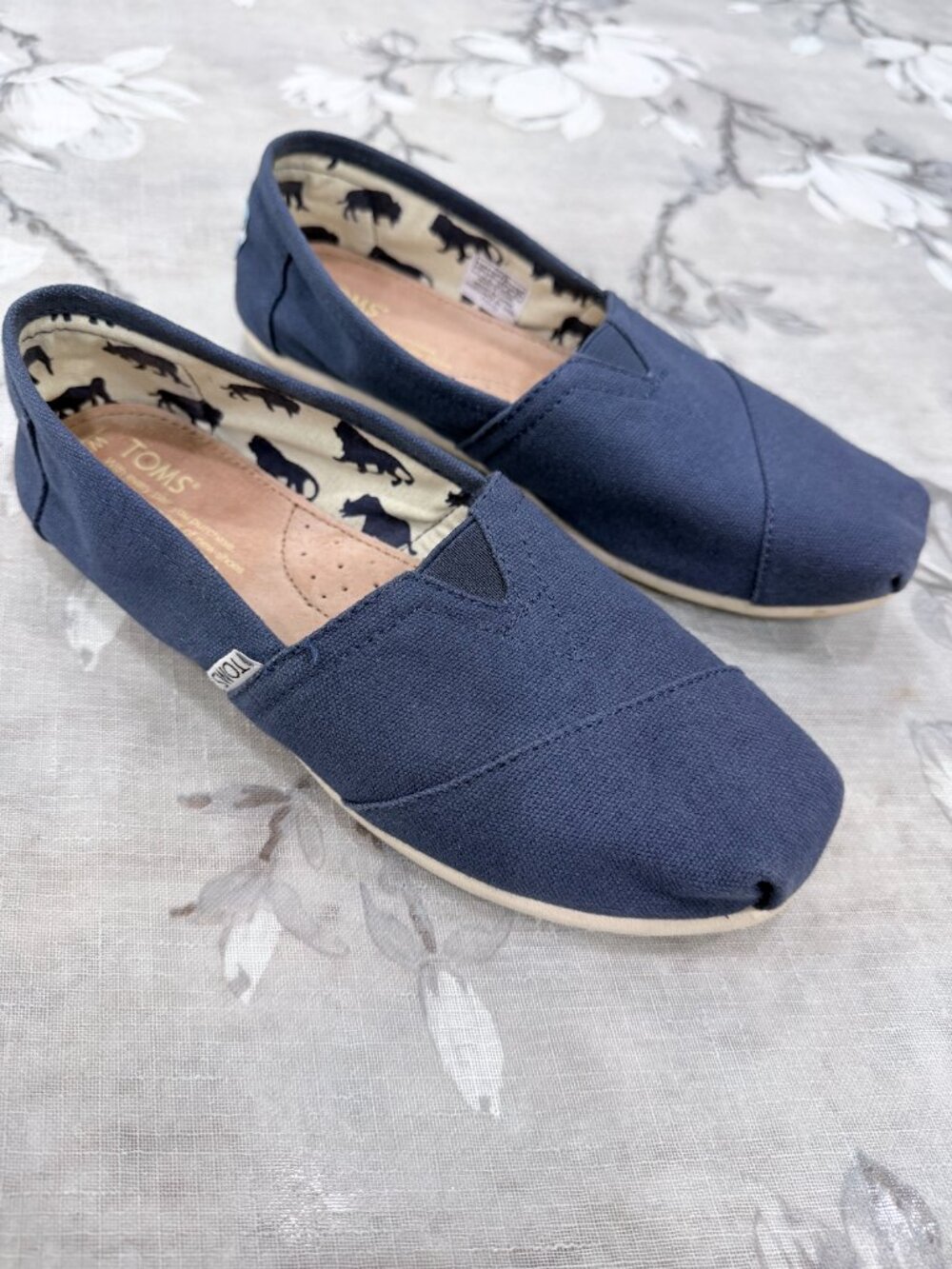 TOMS Navy Canvas Slip On Shoes Women’s 7 Animal Print Lining EUC